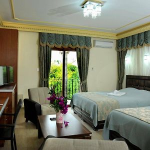 Zimmer mit Kingsize-Bett